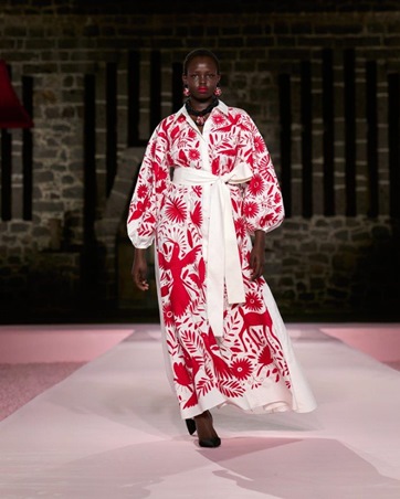 كارولينا هيريرا تلتقي بالغروب المكسيكي في مجموعة ريزورت 2025 والنتيجة تصاميم فريدة من نوعها